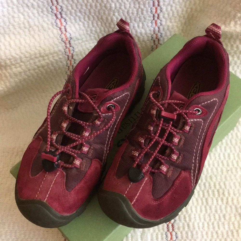 Keen hiking shoes size4